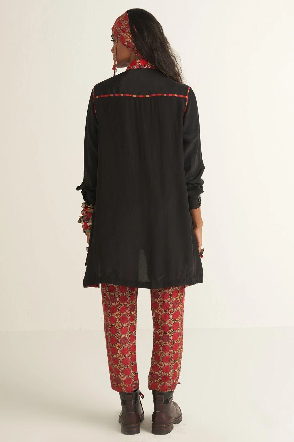 Aseem Kapoor Black Trapeeze Shirt With Embroidery Details 6 Aseem Kapoor Black Trapeeze Shirt With Embroidery Details - Image 4